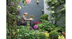 7 Facons De Constituer Un Massif Sans Entretien Jardin Romantique Deco Petit Jardin Petite Cour