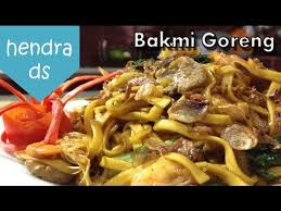Sebenarnya mirip dengan cara membuat mie goreng pada umumnya, yang menjadikan mie ini khas cina karena penambahan kecap asin, minyak wijen dan teknik memasaknya yang biasanya menggunakan wok alias wajan dan api yang besar. Bakmi Resep Bakmi Goreng Cara Membuat Bakmi Goreng Youtube