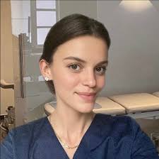 🏥 Bienvenue à Jade Van Der Vekens sur MedCare ! 😊 Diplômée de l'ULB, Jade  a le plaisir de vous accueillir à Dilbeek. Son parcours lui a permis  d'acquérir une expertise pointue