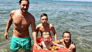 La piccola abita a roma. Francesco Totti Al Mare Con I Figli Cristian Chanel E Isabel Archivio Biccy It