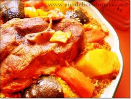 Le couscous au mérou est un couscous au poisson typiquement tunisien et sicilien, tout comme le couscous bkaïla ou pkaïla (« épinard », en arabe), qui est un couscous aux épinards et à la viande de bœuf. Recette Du Couscous Tunisien Aux Delices Du Palais