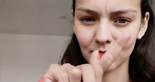 Inclusión! La joven que enseña lengua de señas