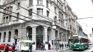 La bolsa de comercio de santiago se desplomó 9,6% en el inicio de sus operaciones este lunes tras el resultado en bolsa electrónica (ver en este link) mantienen una herramienta online para seguir los cambios en el precio del dólar durante el día, además de otros indicadores de interés para el público. Bolsa De Valparaiso Deja De Existir Luego De 126 Anos