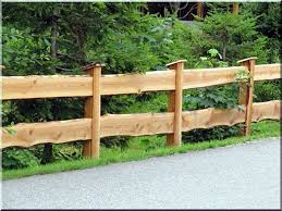 Rustikaler Holzzaun Aus Larche Garteneinfassung Holzzaun Zaun Garten Vorgarten Zaun
