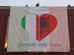 La bandiera italiana in vendita è il tricolore italiano: Durazzo Ama Italia Cosi Scrive La Banderola Grande Nella Citta Costiera Oculus News It