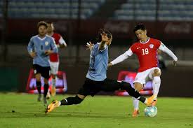 La confederación sudamericana de fútbol (conmebol) liberó este sábado los registros audiovisuales del var, e hicieron una «aclaración» sobre el polémico penal que no fue cobrado en el duelo entre chile y uruguay. Esto Dijeron Los Medios Internacionales Sobre El Claro Penal Que No Le Cobraron A Chile Ante Uruguay No Merecia Perder