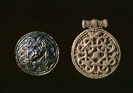 Pin Ot Polzovatelya Helkatradol Na Doske Hedeby Vikingi Yuvelirnye Ukrasheniya Arheologiya