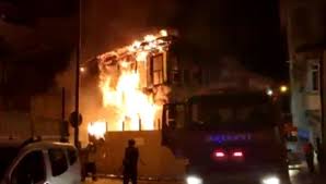 Bursa'nın i̇negöl ilçesinde gündüzleri sokak sokak dolaşıp hurda toplayarak geçimini sağlayan hüseyin pal (60), geceleri ise sokak hayvanlarını besliyor. Bursa Da Iki Katli Metruk Binada Yangin Son Dakika Bursa Haberleri Ntv Haber Ntv