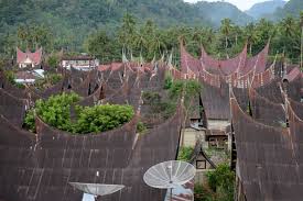 Keseluruhan bangunan terbuat dari kayu juar, kayu surian. Atap Bergonjong Simbol Identitas Masyarakat Minangkabau Halaman All Kompas Com