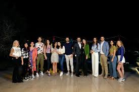 Sol yanım son bölüm full tek parça izle, 'sol yanım' seyirciyi genç yaşta kendi ayakları üzerinde durmayı öğrenmiş ve annesinin bakımını üstlenmiş serra ile varlıklı kutlusay ailesi'nin veliahtı selim'le. First Look Sol Yanim On Star Tv Turkish Series News Dizilah