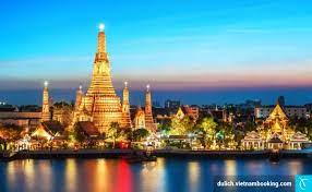 Ngay từ khi đi vào chợ chúng ta dễ dàng bị quấn hút bởi rất nhiều mặt hàng từ hàng thủ công. Du Lá»‹ch Thai Lan Du Lá»‹ch Bangkok Thai Lan