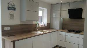 Howdens white gloss intergrated kitchen with solid oak full stave. Best White Kitchen Ideas Photos Of Modern White Kitchen White Gloss Kitchen Units With Oak Worktops