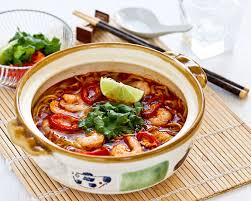 Sup ini identik dengan kuah asam pedas dan isian seafood seperti cumi dan udang, sayuran, dan juga jamur enoki atau jamur kuping. Cara Membuat Tom Yam Seafood Asli Thailand Menumasakan Com