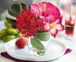 Pin By Romina Arrington On Boda Ideas Table Flower Arrangements Hibiscus Flowers Tropical Floral Arrangements