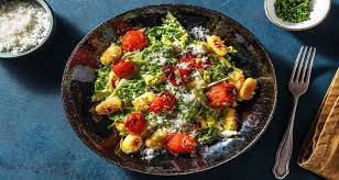caesar salat mit gebratenen gnocchi rezept hellofresh rezept couscous gemuse pfanne caesar salat leckeres mittagessen