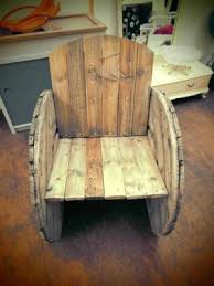 Wer In Diesem Kabeltrommelsessel Einmal Dringesessen Hat Mochte Eigentlich Nicht Mehr Aufstehen Upcycling Gart Kabeltrommel Holz Mobel Aus Paletten Sessel