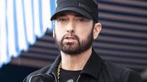 Eminem shouts out to snoop dogg on a new verse recorded for killer (remix). Wieso Sich Eminem Jetzt Bei Rihanna Offentlich Entschuldigt Kurier At