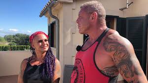 Statt ins gym geht es heute für caro robens unter die sonnenbank. Caro Robens Neuer Po Zwang Andreas Sie Zu Den Schonheits Ops Intouch
