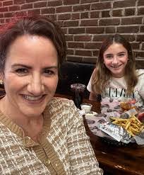 Lisa Ponziani's Instagram, Twitter & Facebook