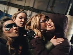 Birds Of A Feather Cast 2020 Juliana Harkavy On Twitter In 2020 Dinah Drake Katie Cassidy Juliana