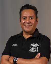 Dato Curioso*🎭🌟 Renato Levi García Moreno, actual director artístico de  la Escuela del Ballet Folklórico de México, es un maestro de danza  folklórica con una impresionante trayectoria. Licenciado en Danza y  Etnología,