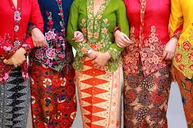 Bentuk awal kebaya diketahui muncul di kerajaan majapahit sebagai busana permaisuri dan para selir raja. Masih Dalam Rangka Hari Kartini Yuk Kenalan Dengan 5 Jenis Kebaya Nusantara Ini