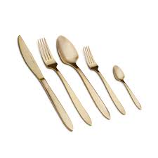 Ayna gibi parlak çeliği ve klasik tarzıyla sofralarınıza değer katacak. Karaca Pure Gold 30 Parca Catal Kasik Bicak Seti Gold Karaca