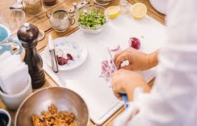 I decided it was my duty as an independent woman to infiltrate the clubhouse, and discover exactly what goes down at a couples' baking class. How To Organise Cooking Classes Weezevent