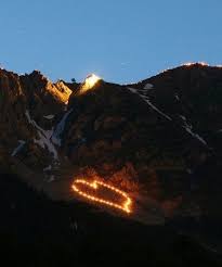 Die tradition an den bergen tirols einzelne feuer, sowie symbole aus einzelnen feuern zu entfachen reicht zurück bis ins jahr 1846. Bergfeuer Auf Der Innsbrucker Nordkette C Tirol Werbung Christian Wuhrer Bergfeuer Feuer Herz Jesu Feuer