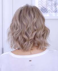 This is a great style for someone who is already blonde but wants depth and dimension added back in. Shoulder Length Bob Hairstyles For Wavy Hair Back View Womenhairstyles In 2020 Long Hair Styles How To Curl Short Hair Medium Hair Styles