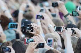 Mittlerweile ist es normal, im alltag ständig das smartphone zu benutzen. Kommentar Zu Smartphones Smartphone Vielfalt Nervt Die Deutschen Wirtschaft Stuttgarter Nachrichten