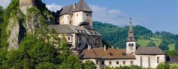 État d'europe centrale la slovaquie est limitée au nord par la pologne à l'est par l'ukraine au sud par la hongrie à l'ouest par l'autriche et la république drapeau de la slovaquie. Culture Slovaquie Langues Religions Cuisine Voyageurs Du Monde