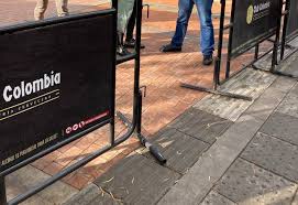 Síganos para que esté bien informado/a. El Quita Y Pone De Las Vallas En La Zona T De Bogota El Espectador