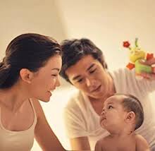 Suami, orangtua, dan mertua juga harus disasar program kampanye pentingnya menyusui bayi melalui seminar, diskusi, dan promosi kesehatan di posyandu, puskesmas, dan ruang publik. Libatkan Suami Ketika Ibu Menyusui Si Kecil Nutriclub