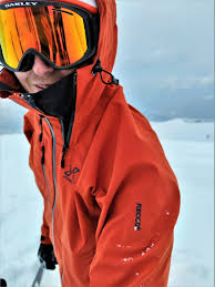 Die jacke cyclone ist wasserdicht, winddicht und sehr atmungsaktiv. Recensione Giacca Revolutionrace Cyclone Rescue Jacket 2 0