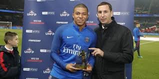 Comme chaque mois, le 10 sport vous propose l'argus des joueurs de ligue 1. Mbappe A Recu Son Trophee Unfp De Meilleur Joueur Du Mois De Mars En Ligue 1 Joueur De Football La Ligue Ligue 1
