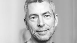 Og specielt for det offentlige bør vi som borgere forlange at offentlige  midler resulterer i offentlig kildekode.