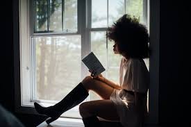 Chica leyemdo un libro wallpaper. Mujer Sentada En La Ventana Leyendo El Libro Fotos De Stock Gratuitas
