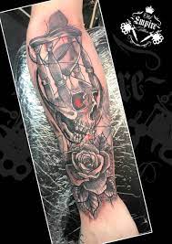 See more ideas about hourglass tattoo, tattoos, hourglass. Joel Tattoo 12 Op Twitter Awesome Skull And Hourglass Tattoo From Today Sandsoftime Lifeanddeath Rose Blackandred Dotwork Singlesitting Salfordoriginal Oldempiretattoo Littlehulton Coils4life Https T Co 3icmo3bbuo
