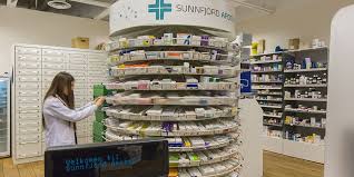 Vi ble rådet til å oppsøke et annet apotek i nærheten for å få kjøpt reseptvarene våre. Sunnfjord Apotek