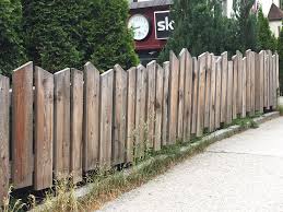 Zaun Selbstgebaut Aus Sagerauen Brettern Garten Zaun Ideen Sichtschutzzaun Garten Zaun Garten