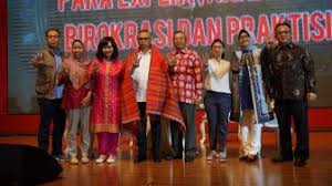 Umar juoro, ekonom cides, sering disebut dengan istilah ekonomi lima persenan. Pakar Ekonomi Indonesia Perlu Dorong Manufaktur Di Era Digital