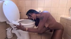 Pisswhore indian girl pisses on the toilet and cleans it up - XNXX.COM