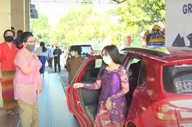 Attention to detail, tropical gardens, infinity pools and a wonderful private beach: Hindari Kerumunan Sma Di Tangsel Gelar Wisuda Drive Thru Untuk Anak Didiknya Halaman All Kompas Com