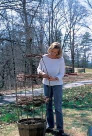Basket weaving vs fence posts. Make Simple Beautiful Garden Fences And Trellises Mother Earth News