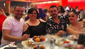 Hüsnü şenlendirici tüm mp3lerini indir hüsnü şenlendirici tüm albümleri hüsnü şenlendirici şarkıları indir ve müziklerini dinle. Husnu Senlendirici Oglu Ergun Senlendirici Yi Evlendirdi Magazin Haberleri Magazin Haberleri