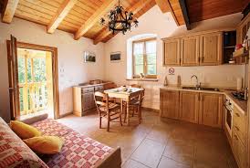 Si tratta di una selezione fra le composizioni più incredibili per arredare le varie. Cucini In Stile Rustico Country Per Arredo Casa Montagna Taverna Chalet In Pino Massello Color Nocciola Mobilificio Maieron Paluzza Udine Italia