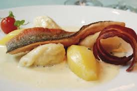 Mehlknepp Und Salzkartoffeln Werden In Einer Speck Rahm Sauce Verheiratet Saiblingsfilet Rezepte Lebensmittel Essen