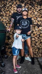 Här berättar hon öppenhjärtigt och ärligt om vägen dit, om vad som format henne och om utbrändheten i framgångens kölvatten. Facebook