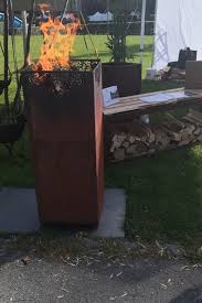 Eine Feuerstelle Aus Cortenstahl Verlangert So Manchen Gemutlichen Abend Feuerstellegarten Feuertonne Cortens Feuerstelle Garten Garten Outdoor Dekorationen